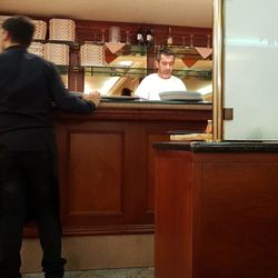 Trattoria O sole mio - In der offenen Küche werden die Pizzen frisch zubereitet.