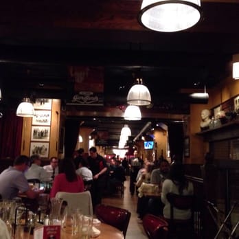 Giordano's - Restaurant interior - Pizza Near Me - Chicago, Illinois