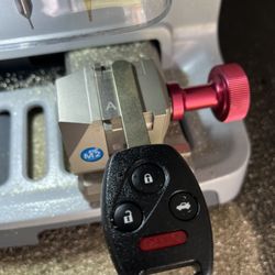 Nifty Locksmith - Car key cutting laser cuts and double edge