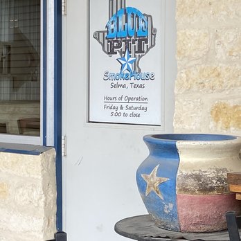 Blue Pit Smokehouse - a blue pot on a table - Barbeque Near Me - Selma, Texas