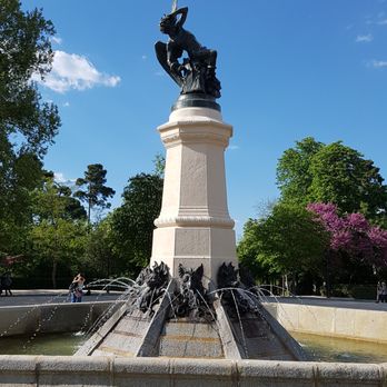 Estanque Grande del Buen Retiro - Estatua del Ángel Caído - Parks Near Me - Madrid, M
