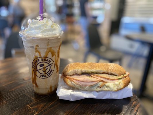 The Coffee Bean & Tea Leaf by null