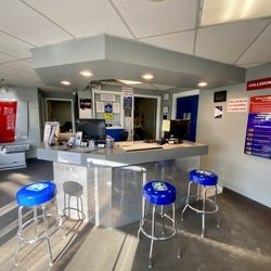 Maaco Auto Body Shop & Painting - The lobby