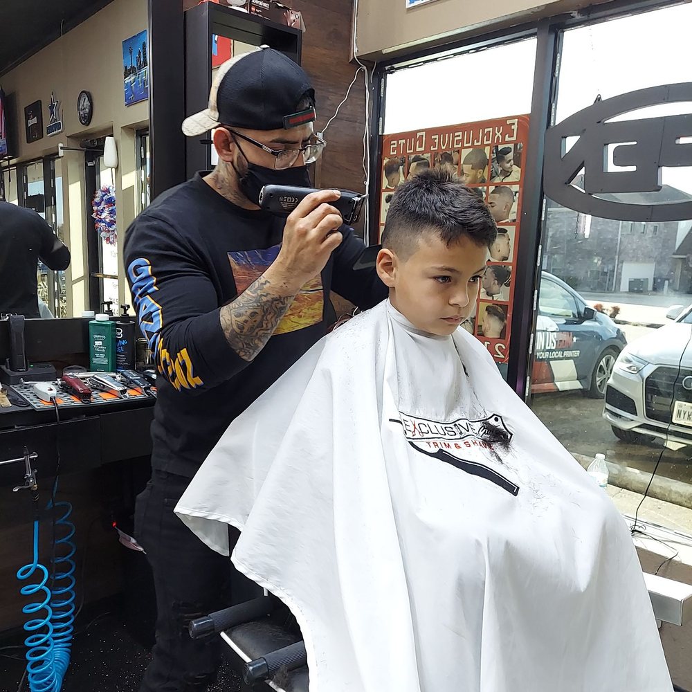 Zach getting hair cut from Freddy Zach getting hair cut from Freddy