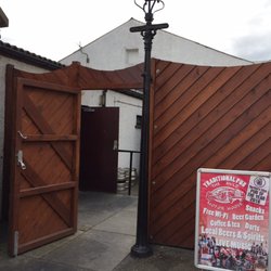 Auld Motorhoose - Entrance to the bar.