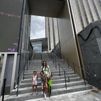 Vue - a woman and two children sitting on the steps of a building - Lounges Near Me - New Orleans, Louisiana Vue - a woman and two children sitting on the steps of a building - Lounges Near Me - New Orleans, Louisiana