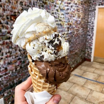 IL Bacio Ice Cream - a hand holding an ice cream cone - Ice Cream & Frozen Yogurt Near Me - Danbury, Connecticut