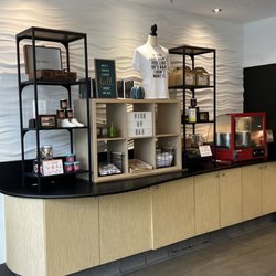 Reminiscent Luxe Candle Lounge