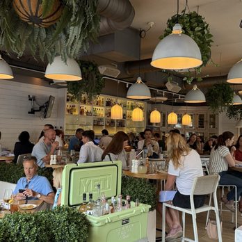 Summer House Santa Monica - Ambiance - American Near Me - Chicago, Illinois
