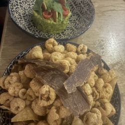 El Mariachi - Guacamole, chicharrón, y totopos