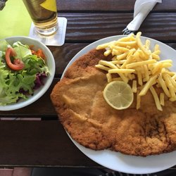 Gasthaus Schenk - Schnitzel mit Pommes und Salat