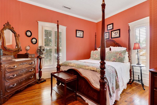 Robert Ruark Inn by null