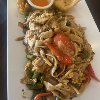 Pad Thai - Drunken noodle with crab Rangoon. Lunch special - Thai Near Me - Saint Louis, Missouri Pad Thai - Drunken noodle with crab Rangoon. Lunch special - Thai Near Me - Saint Louis, Missouri