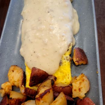 Flip’N Jacks - HUBBA BUBBA OMELET  Tender roast beef, sauteed onions, roasted red peppers topped with hollandaise sauce, bacon crumbles and shredded ched - Pancakes Near Me - Ames, Iowa