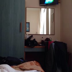 Hotel Sara - TV, Schreibtisch mit Stuhl, Schrank und großer Spiegel