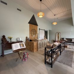 Bodhi Yoga - Front & boutique