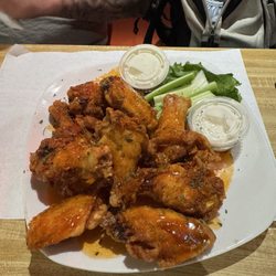 Hotel Loyal Pizza - Sweet and hot wings