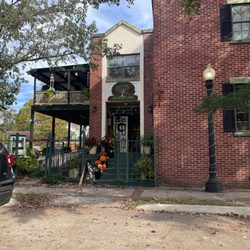 Green Oaks Apothecary - The front of the building