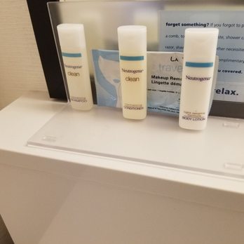 Hampton Inn & Suites Carson City - Neutrogena bath toiletry - Hotels Near Me - Carson City, Nevada
