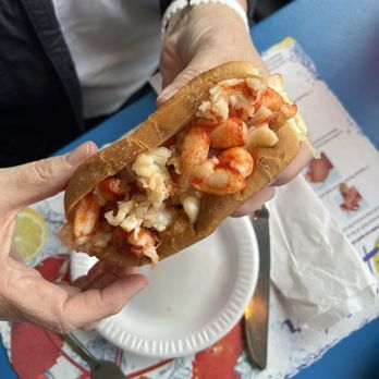 Gateway Lunt’s Lobster Pound - Lobster roll - Seafood Near Me - Trenton, Maine