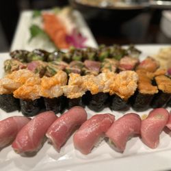 Sushi UNI - Variety of nigiri and 2 rolls