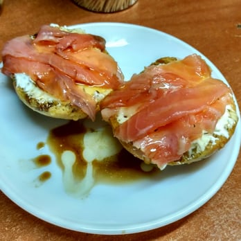 La Bodegueta d'en Miquel - Tapa ruta Pinxu Panxo 2016: pan con queso a las finas hierbas, salmón ahumado y toque de miel. Buenísima!!! - Tapas Bars Near Me - Barcelona, B La Bodegueta d'en Miquel - Tapa ruta Pinxu Panxo 2016: pan con queso a las finas hierbas, salmón ahumado y toque de miel. Buenísima!!! - Tapas Bars Near Me - Barcelona, B