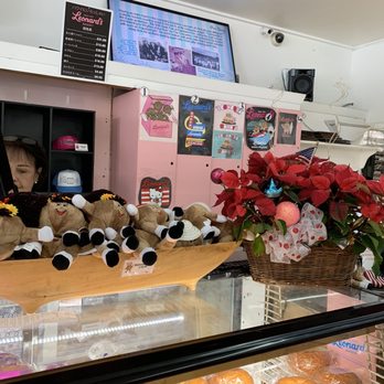 Leonard's Bakery - Souvenirs and their bread - waiting for our order - Bakeries Near Me - Honolulu, Hawaii Leonard's Bakery - Souvenirs and their bread - waiting for our order - Bakeries Near Me - Honolulu, Hawaii