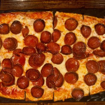 Finney's Crafthouse - Stevenson Ranch - Gary's Pepperoni pizza - New American Near Me - Stevenson Ranch, California