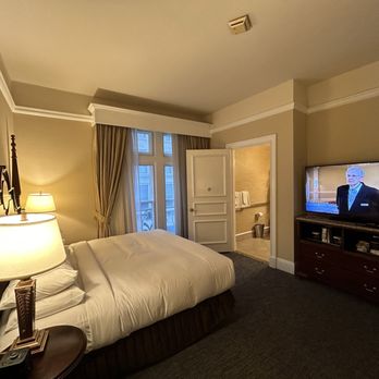The Seelbach Hilton Louisville - Guestroom - Hotels Near Me - Louisville, Kentucky