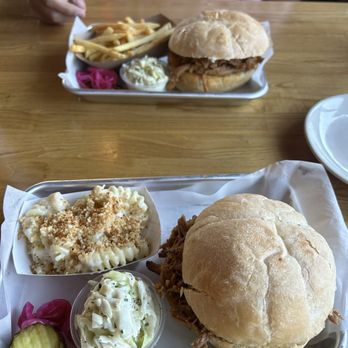 Honor BBQ - Pulled pork sandwiches with Mac n cheese - Barbeque Near Me - Las Vegas, Nevada Honor BBQ - Pulled pork sandwiches with Mac n cheese - Barbeque Near Me - Las Vegas, Nevada