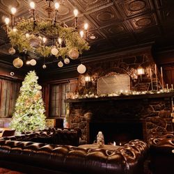 Smith’s Public House - Holiday Decor