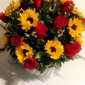 Mike's Flowers  - The most beautiful flower arrangement my boyfriend has ever given me came from this flower shop. Thank you so much! - Florists Near Me - Fallbrook, California