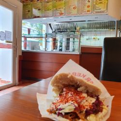 Niederräder Kebabhaus - Innen mit Döner
