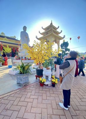 Chua Dieu Ngu Buddhist Temple by null