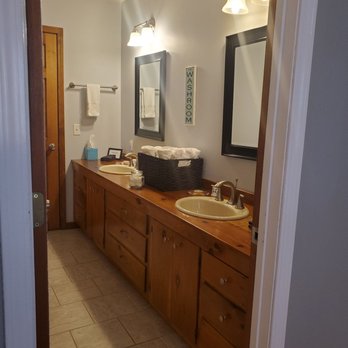 Cedar Crest Lodge - Bali Hai restroom - Bed & Breakfast Near Me - Pleasanton, Kansas
