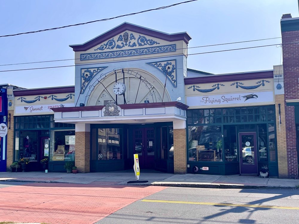 THE FLYING SQUIRREL Updated June 2024 82 Cottage St, Easthampton