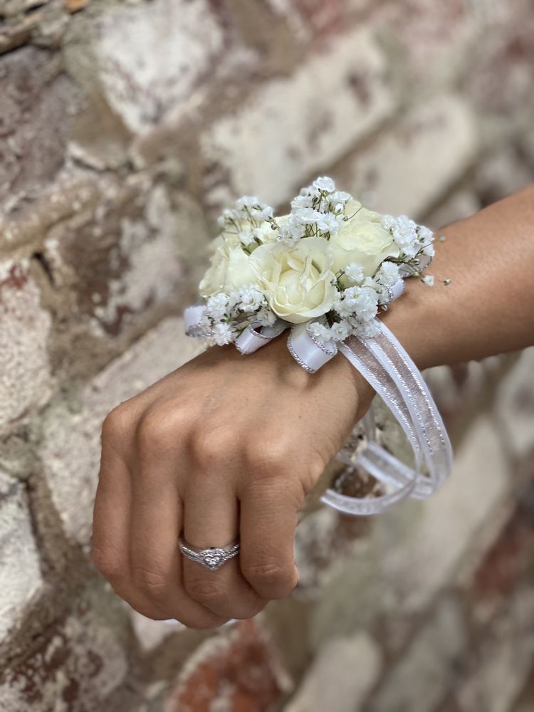 FREEHOLD FLOWERS Updated September 2024 21 Photos & 27 Reviews 10 W Main St, Freehold, New