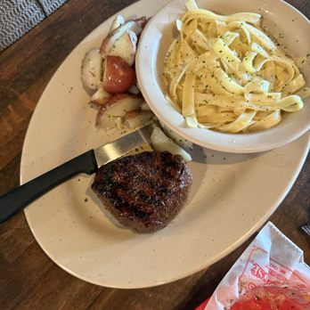 Bob Chinn's Crab House - Filet mignon with 6 oz. Filet Mignon and Pasta Alfredo - Seafood Near Me - Wheeling, Illinois