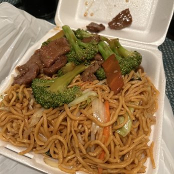 China Blossom - Beef and broccoli with chow mein - Chinese Near Me - West Covina, California China Blossom - Beef and broccoli with chow mein - Chinese Near Me - West Covina, California