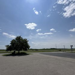 Otto's Bakery & Coffee Shop - Parking