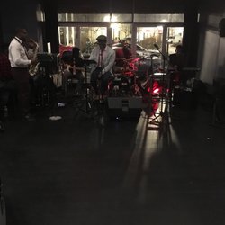 La Perle - Live music on Valentine's Day.
