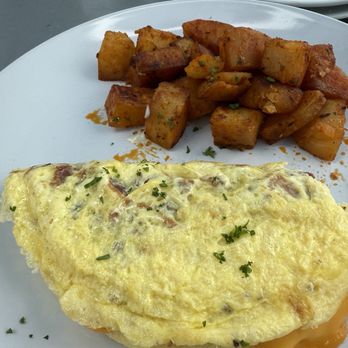 Frenchies Cafe - Bacon and Cheddar omelette - Cafes Near Me - San Clemente, California