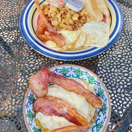 Breakfast plate and breakfast bowl Breakfast plate and breakfast bowl