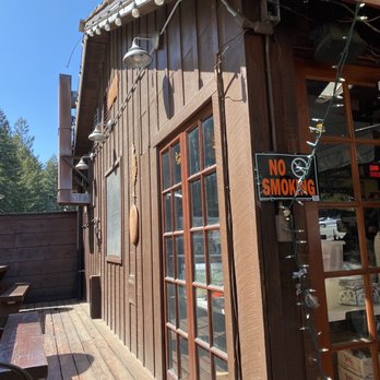 Alice's Restaurant - Side porch picnic tables - Diners Near Me - Woodside, California