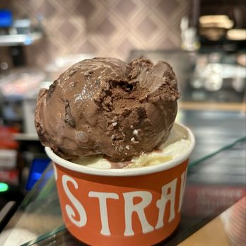 Salt & Straw - Top - Chocolate Gooey Brownie, Bottom - Parker House Rolls with Salted Buttercream ~ $8.95 - Ice Cream & Frozen Yogurt Near Me - Sacramento, California Salt & Straw - Top - Chocolate Gooey Brownie, Bottom - Parker House Rolls with Salted Buttercream ~ $8.95 - Ice Cream & Frozen Yogurt Near Me - Sacramento, California
