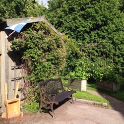 Trädgårdsföreningen Disponentparken - En kaffe i den här soliga bänken.