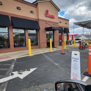 Chick-fil-A - One lane today and no employees outside taking orders. Odd compared to my hometown Chick-fil-A. - Fast Food Near Me - Manassas, Virginia