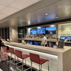 American Airlines Admirals Club - D16 - Bar