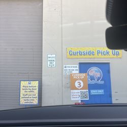 LA Balloons - I have been waiting 20 + minutes and no one has come outside to bring anyone's order out.