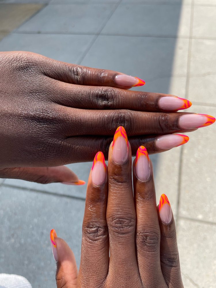 Nails by Elly Logo